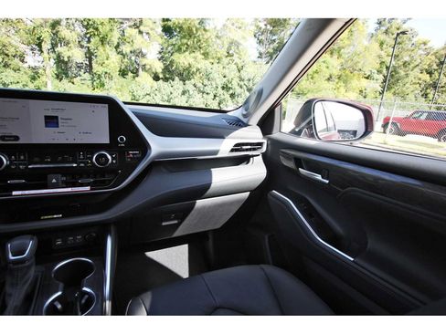 Used 2025 Toyota Highlander Platinum AWD/4WD image 8