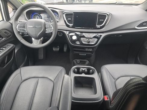Used 2025 Chrysler Pacifica Select FWD image 20