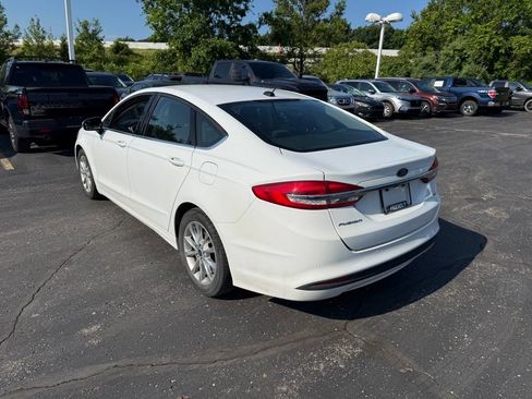 Used 2017 Ford Fusion SE w/ Fusion SE Technology Package FWD image 2