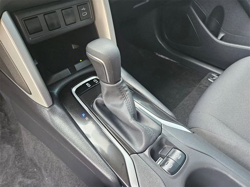 Used 2025 Toyota Corolla Cross LE image 24