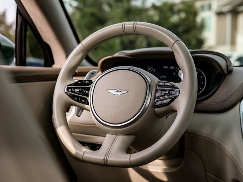 Used 2021 Aston Martin DBX image 12