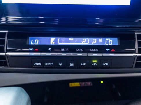 Certified 2025 Toyota Sienna LE FWD image 27