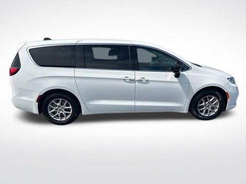 Used 2024 Chrysler Pacifica Touring-L FWD image 6