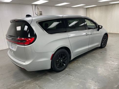 Used 2024 Chrysler Pacifica Touring-L image 7