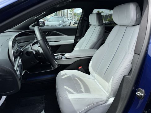 Used 2024 Cadillac Lyriq Luxury AWD/4WD image 14