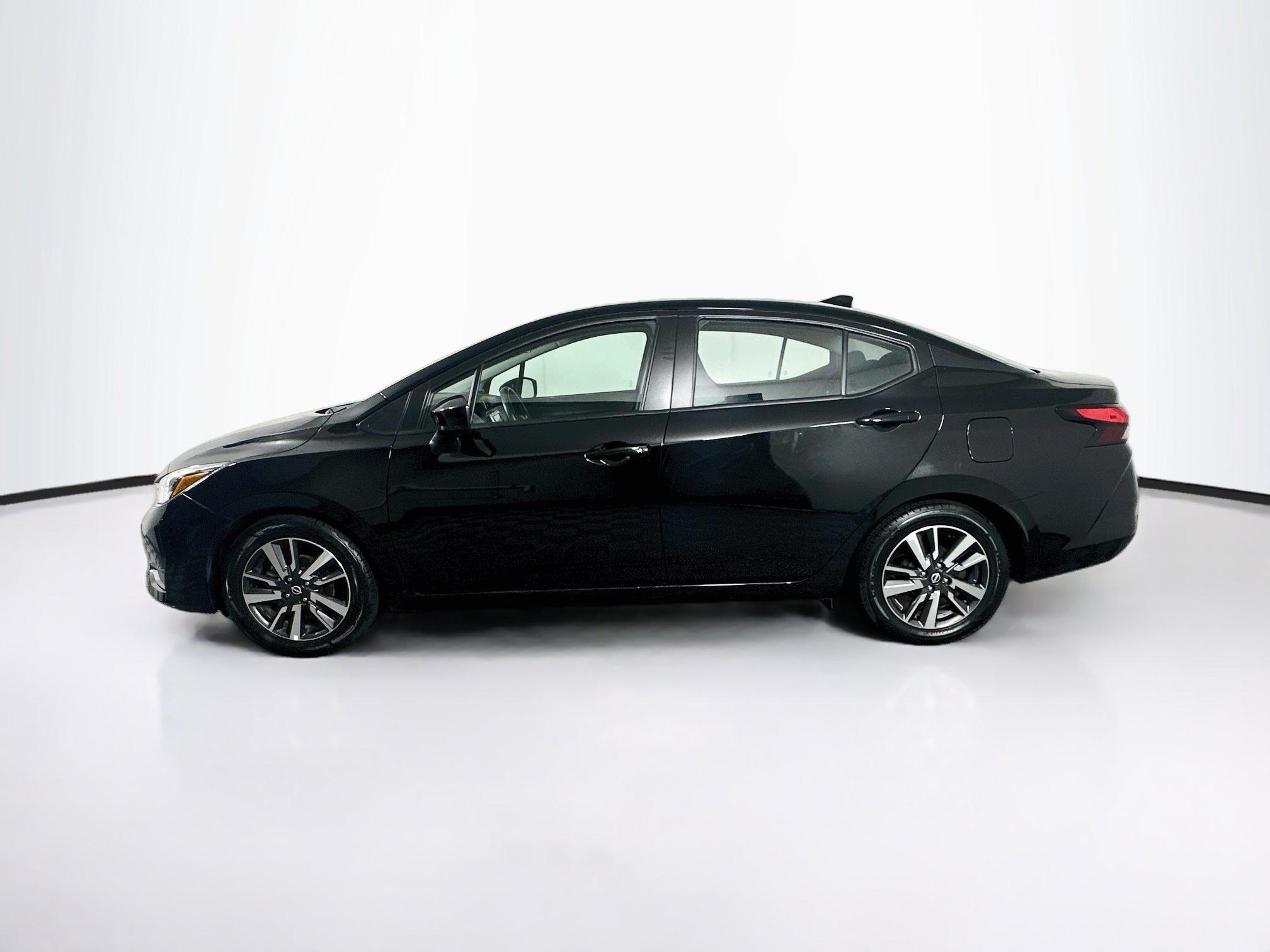 Used 2025 Nissan Versa SV FWD image 4
