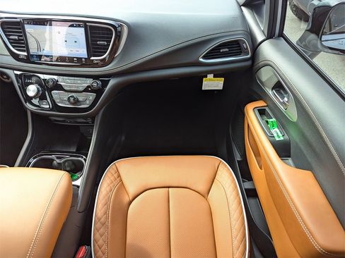 New 2026 Chrysler Pacifica Pinnacle image 16