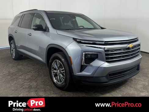Used 2024 Chevrolet Traverse LT AWD/4WD image 1