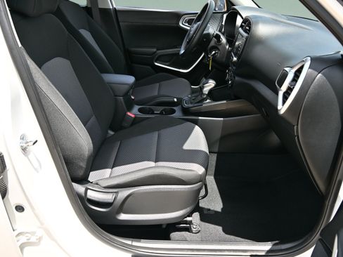 Used 2025 Kia Soul LX w/ LX Technology Package FWD image 13