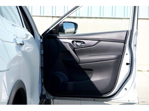 Used 2020 Nissan Rogue SV image 31