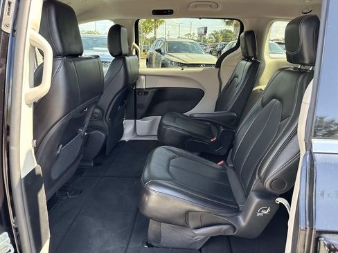Used 2024 Chrysler Pacifica Touring-L image 13