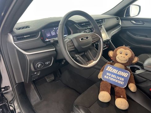 Used 2025 Jeep Grand Cherokee Altitude AWD/4WD image 10