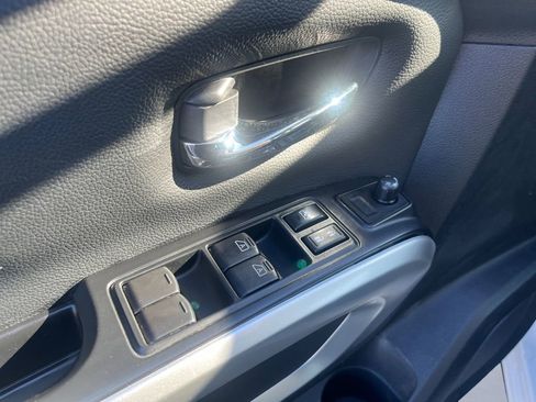 Used 2023 Nissan Titan SV image 9