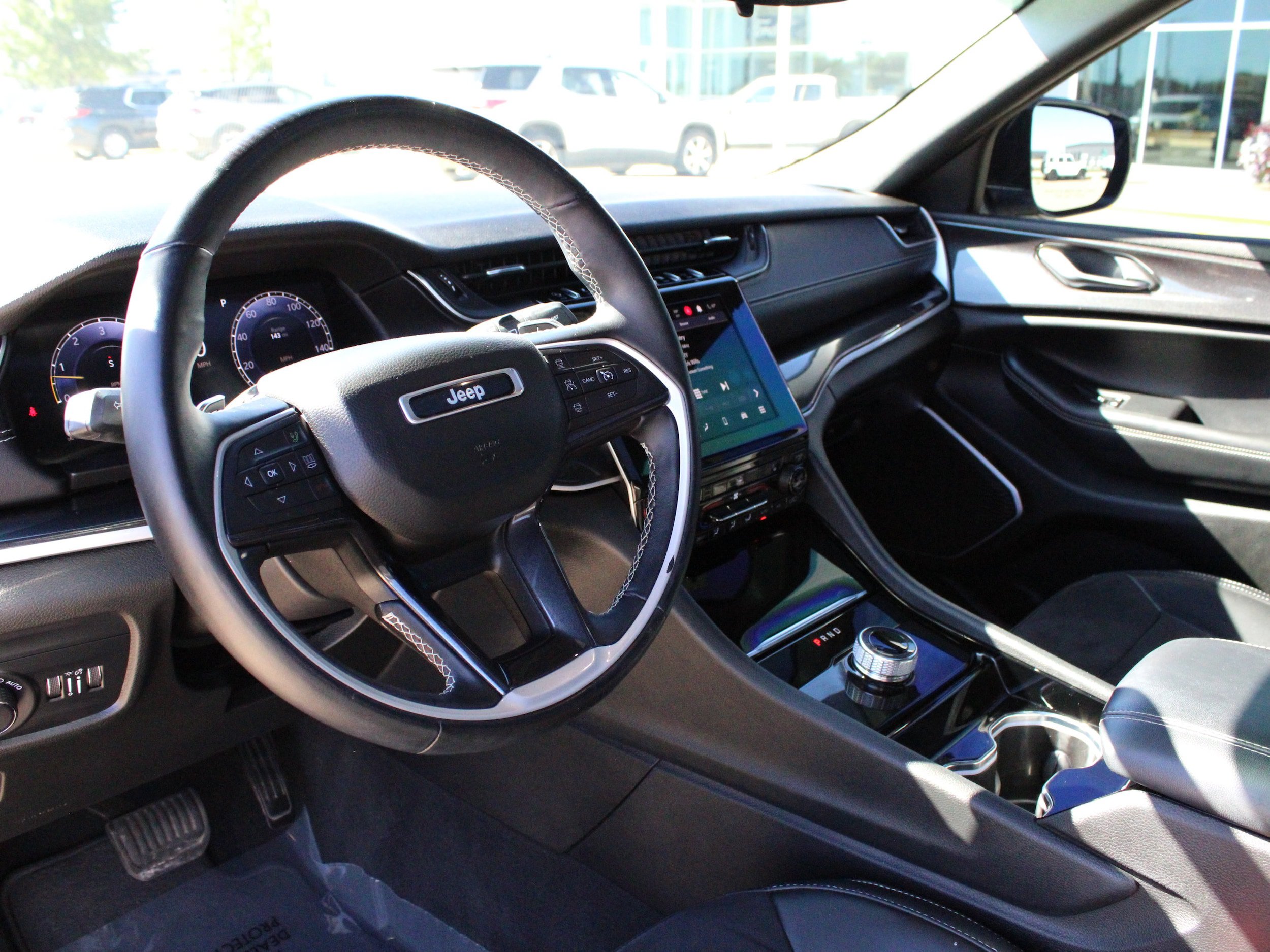 Used 2022 Jeep Grand Cherokee Altitude AWD/4WD image 16