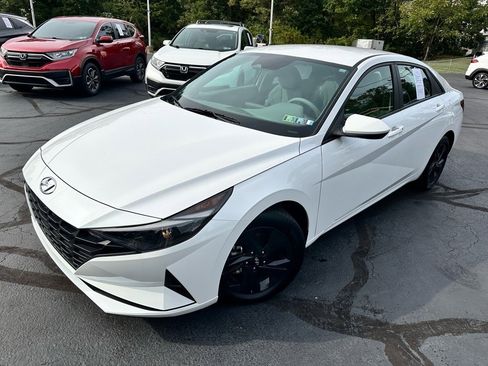 Used 2023 Hyundai Elantra SEL w/ Cargo Package image 2