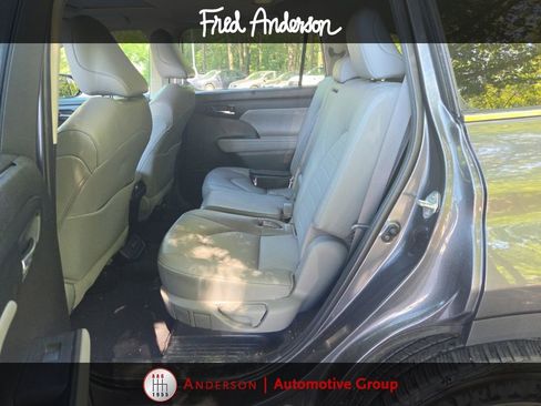 Used 2022 Toyota Highlander XLE FWD image 4