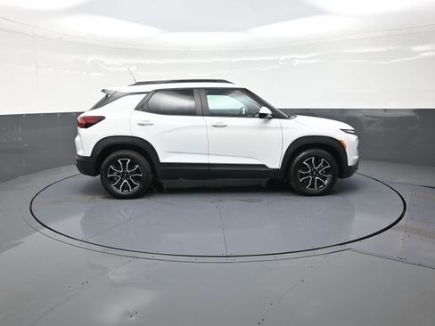 Used 2024 Chevrolet TrailBlazer ACTIV image 2