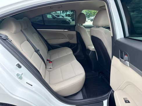 Used 2019 Hyundai Elantra SE FWD image 24