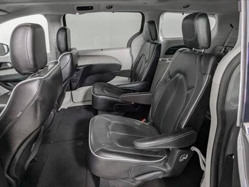 Used 2023 Chrysler Pacifica Limited FWD image 17