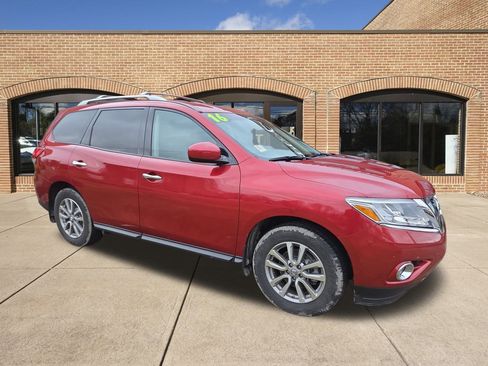 Used 2016 Nissan Pathfinder SV image 1