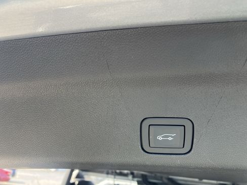 Used 2025 Chevrolet Tahoe High Country AWD/4WD image 13