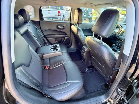 Used 2018 Jeep Compass Latitude w/ Popular Equipment Group FWD image 10