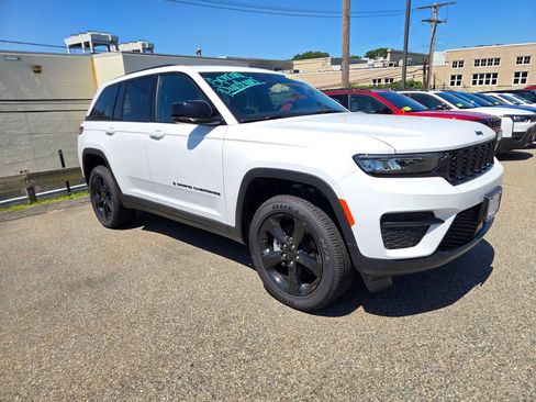 Used 2025 Jeep Grand Cherokee Altitude AWD/4WD image 5