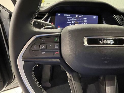 Used 2023 Jeep Grand Cherokee Laredo AWD/4WD image 33