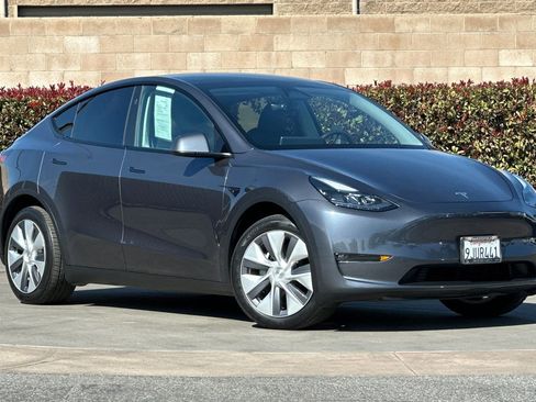 Used 2023 Tesla Model Y Long Range image 2