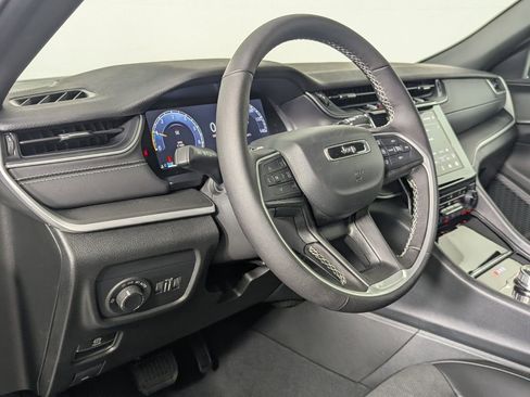 Used 2025 Jeep Grand Cherokee Altitude image 13