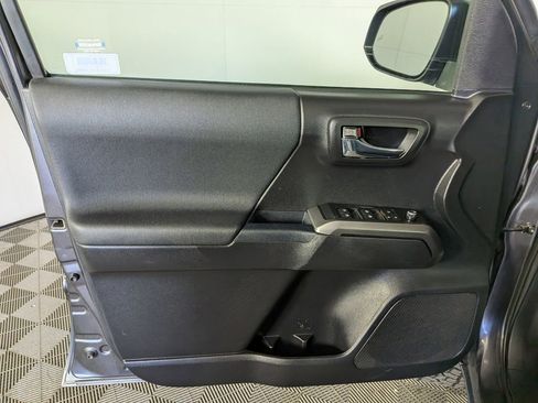 Used 2017 Toyota Tacoma TRD Off-Road w/ Premium & Technology Package image 17