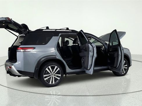 Used 2024 Nissan Pathfinder Platinum w/ Black Appearance Package AWD/4WD image 14