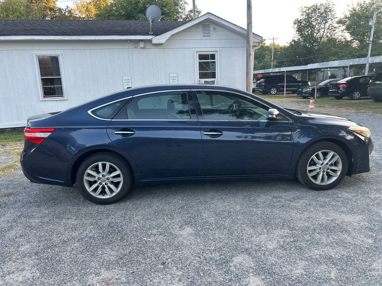 Used 2015 Toyota Avalon XLE w/ Preferred Accessory Package FWD image 4