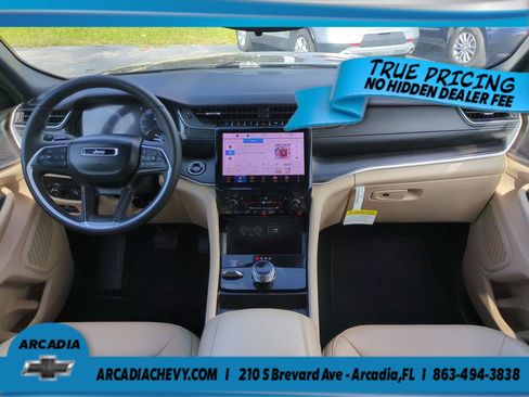 Used 2024 Jeep Grand Cherokee Limited w/ Black Appearance Package AWD/4WD image 15