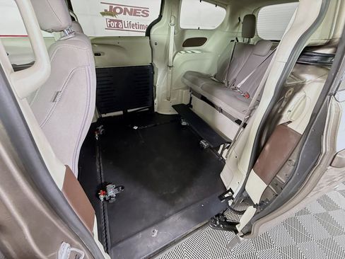 Used 2017 Chrysler Pacifica Touring Plus FWD image 25