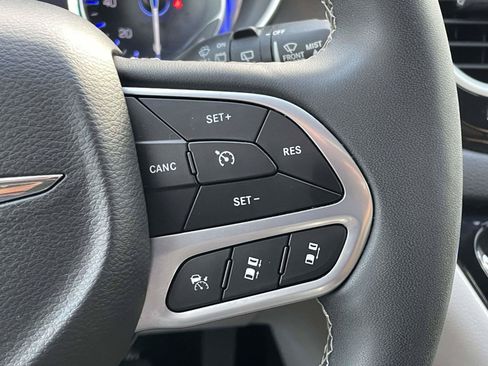 Used 2024 Chrysler Pacifica Touring-L FWD image 20