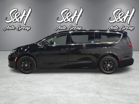 Used 2024 Chrysler Pacifica Touring-L image 14