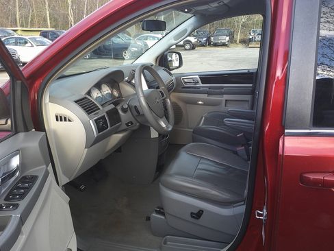 Used 2010 Dodge Grand Caravan SXT FWD image 9