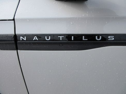 Used 2025 Lincoln Nautilus Reserve image 3