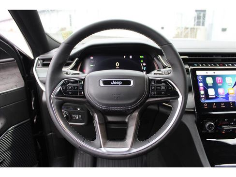 Used 2022 Jeep Grand Cherokee Overland w/ Luxury Tech Group IV AWD/4WD image 15