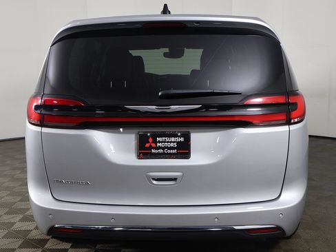 Used 2024 Chrysler Pacifica Touring-L FWD image 13
