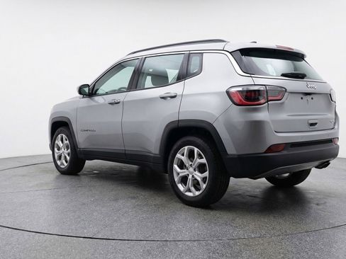 Used 2025 Jeep Compass Latitude image 6