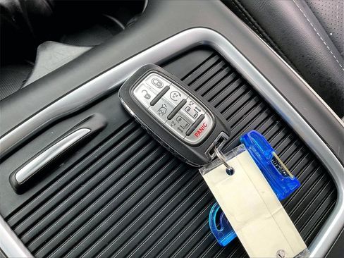 Used 2024 Chrysler Pacifica Touring-L image 26