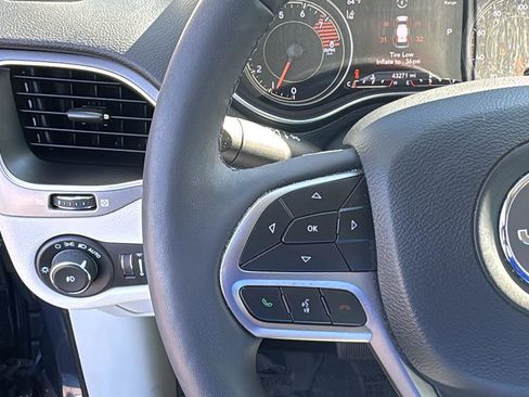 Used 2021 Jeep Cherokee Latitude Lux w/ Comfort/Convenience Group image 12