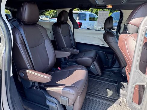 Used 2023 Toyota Sienna Platinum AWD/4WD image 30