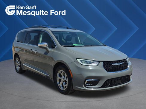 Used 2022 Chrysler Pacifica Limited FWD image 1