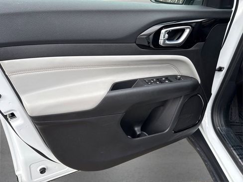 Used 2025 Jeep Compass Limited image 21