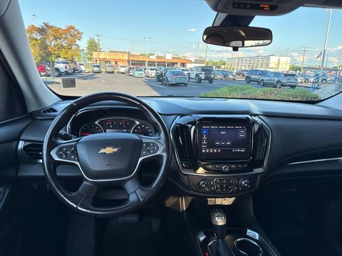Used 2020 Chevrolet Traverse LT w/ Driver Confidence II Package AWD/4WD image 2