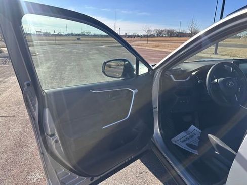 Used 2019 Toyota RAV4 LE image 12