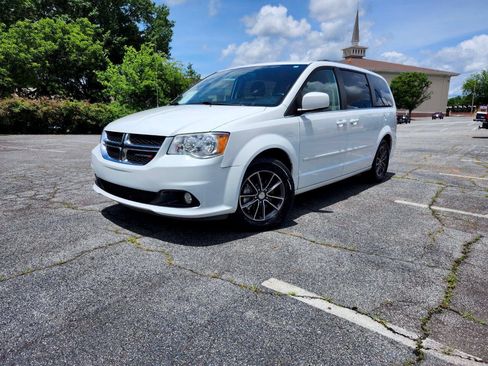 Used 2017 Dodge Grand Caravan SXT FWD image 4